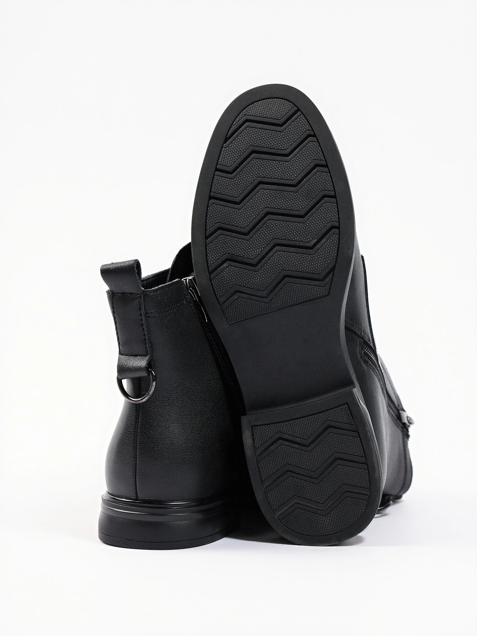 Ботинки черного цвета с эластичной вставкой спереди